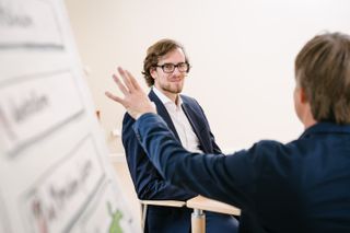 Zwei Männer im Gespräch am Flipchart